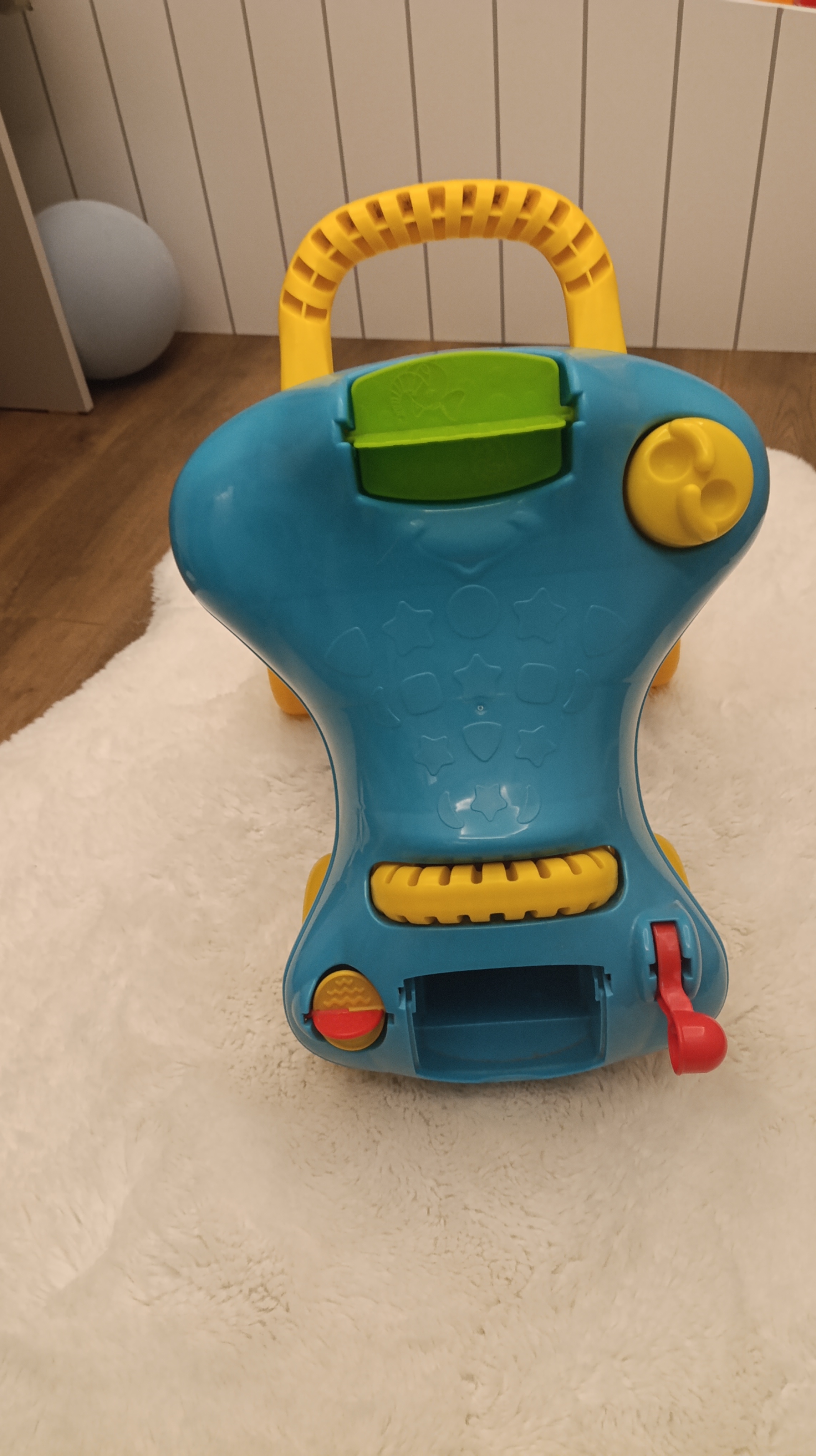 ​Fisher-Price 2'si 1 Arada Yürüteç ve Bin-Sür Araba