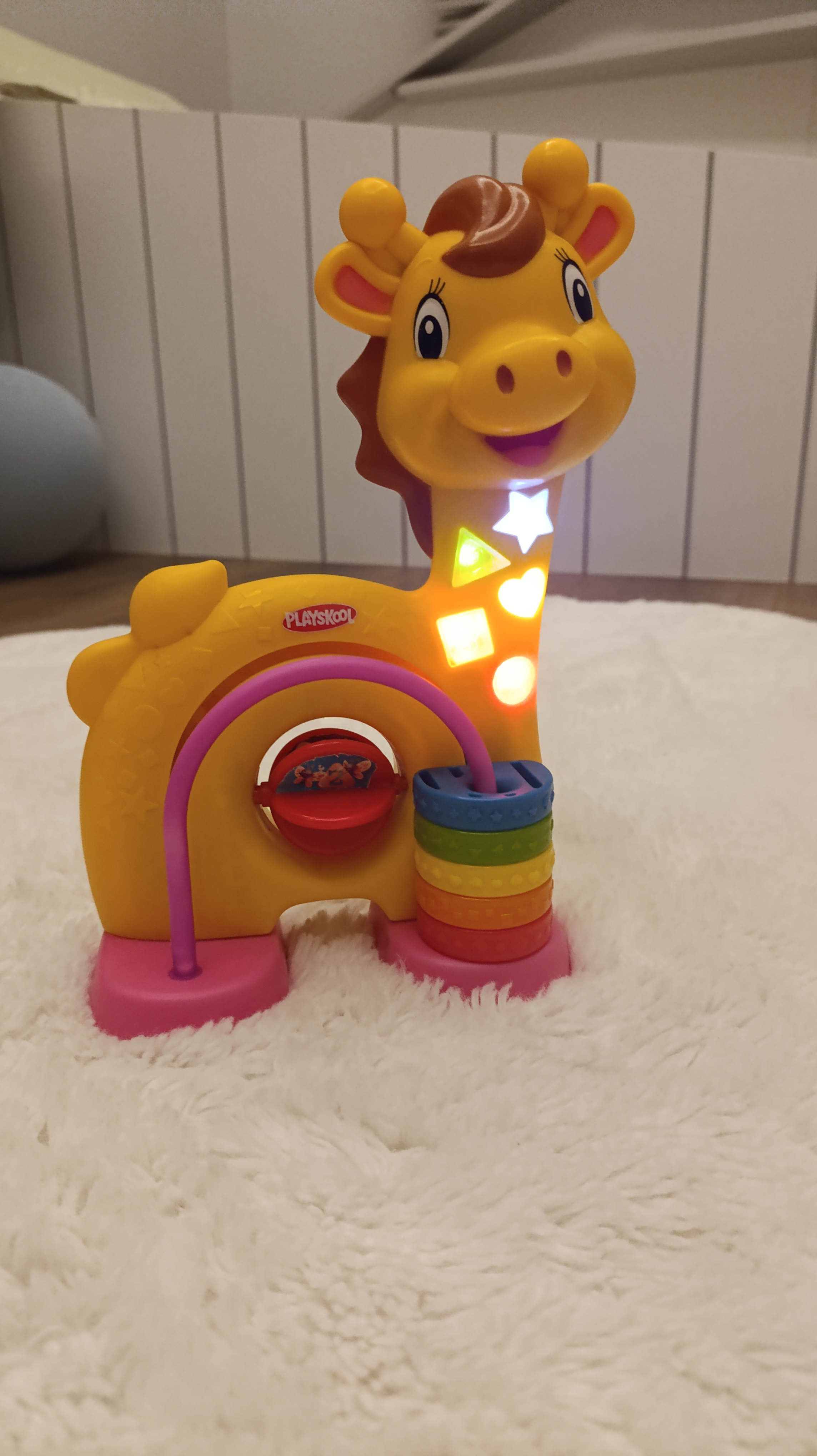 Playskool Sayıları ve Renkleri Öğreten Işıklı Müzikli Zürafa