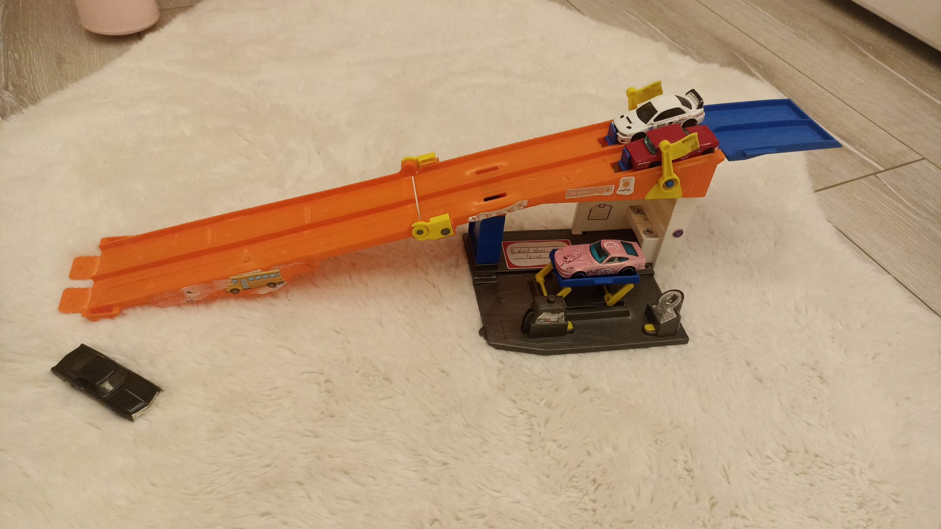 ​Hot Wheels Şehir Serisi Benzin İstasyonu ve Servis İstasyonu