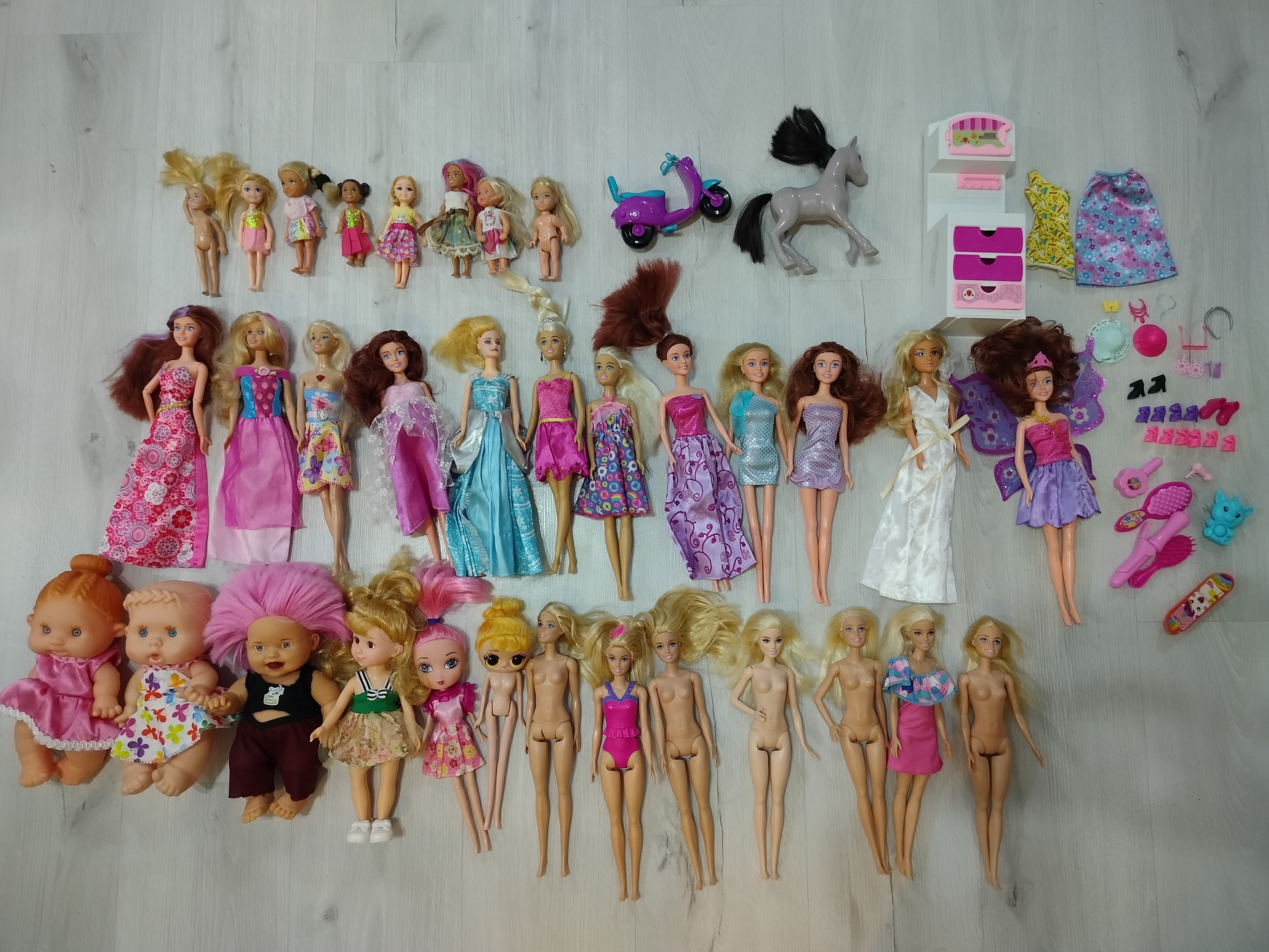 Toplu oyuncak bebek seti – 33 bebek + aksesuarlar