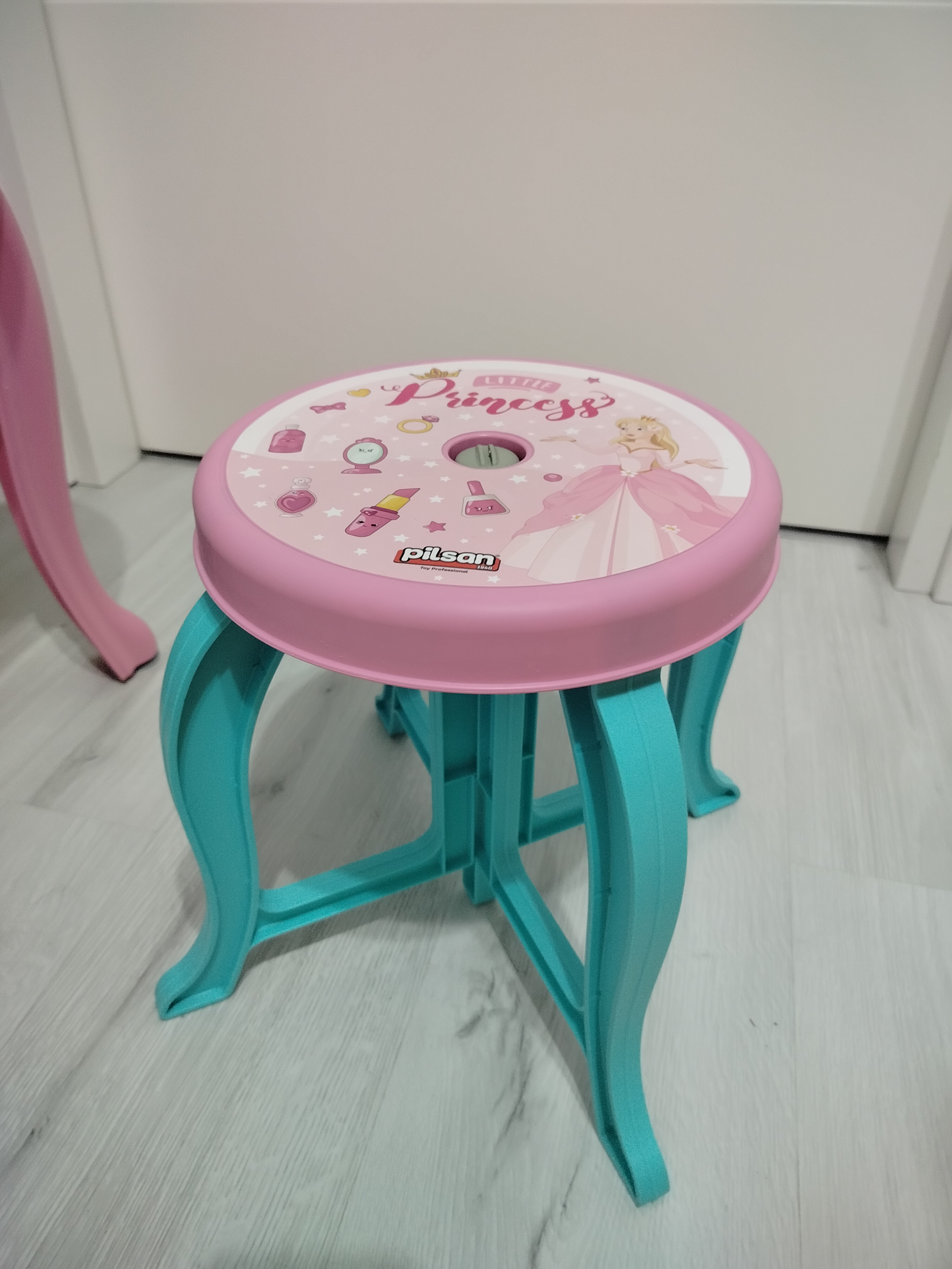 Çocuk makyaj masası + tabure + aksesuarlar – 3+